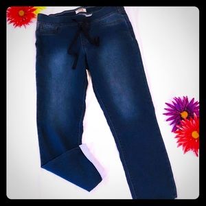 LEI comfy jeans. Size M.
